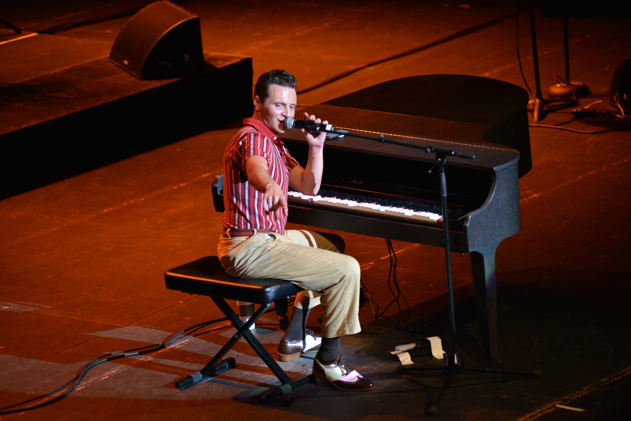 Jacob Tolliver as Jerry Lee Lewis singing at the piano on stage